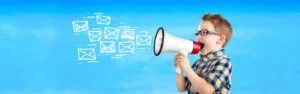Jongen met megafoon